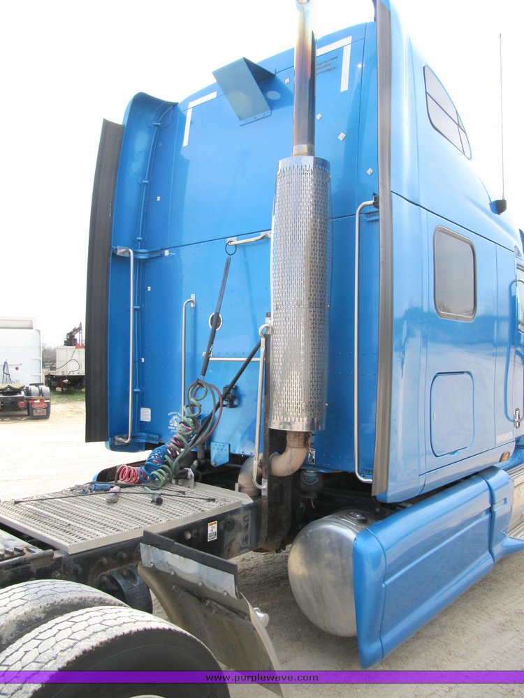 image for item 4006 2001 Peterbilt 387 semi tractor