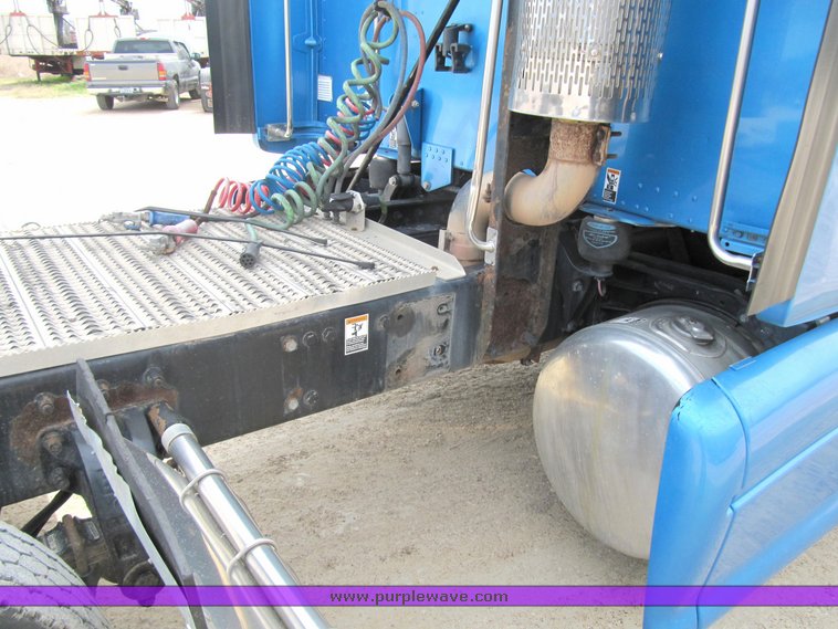 image for item 4006 2001 Peterbilt 387 semi tractor