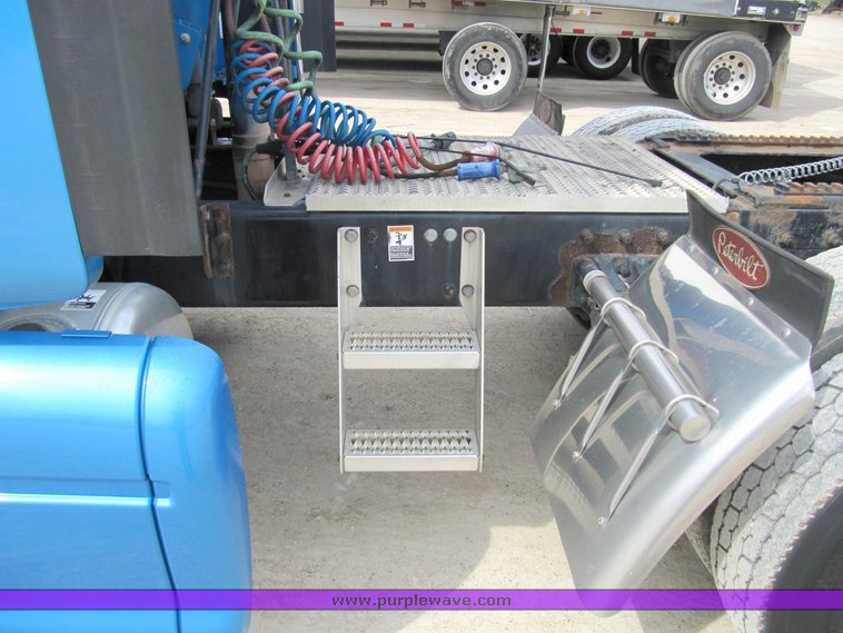image for item 4006 2001 Peterbilt 387 semi tractor