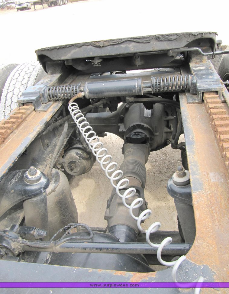 image for item 4006 2001 Peterbilt 387 semi tractor