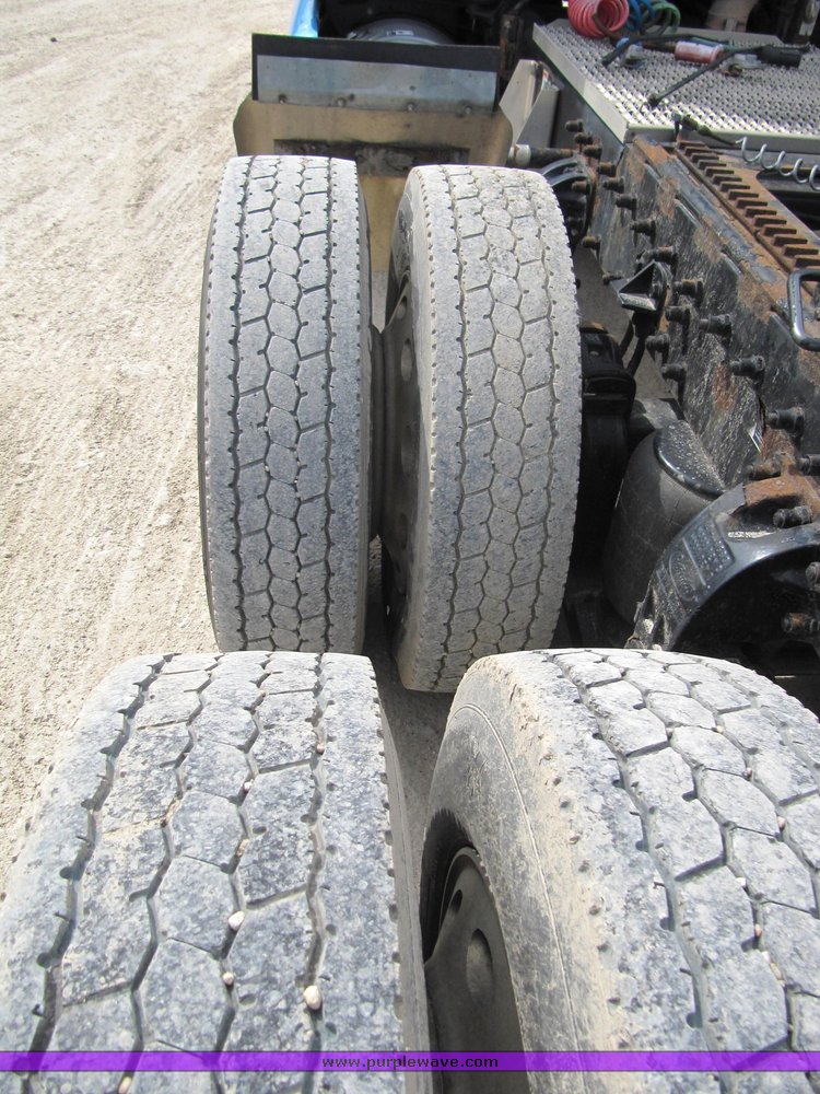 image for item 4006 2001 Peterbilt 387 semi tractor