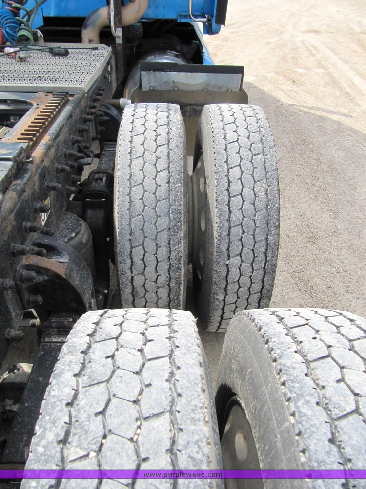 image for item 4006 2001 Peterbilt 387 semi tractor