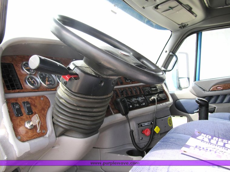image for item 4006 2001 Peterbilt 387 semi tractor