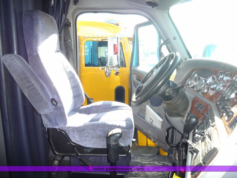 image for item 4006 2001 Peterbilt 387 semi tractor