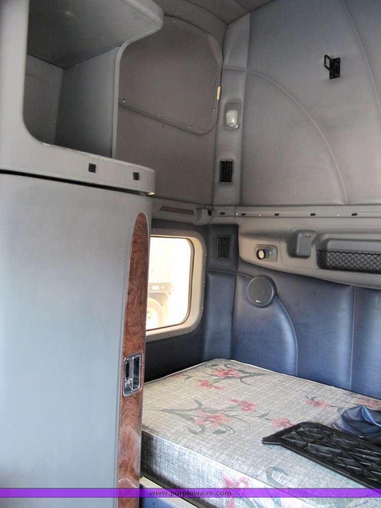 image for item 4006 2001 Peterbilt 387 semi tractor