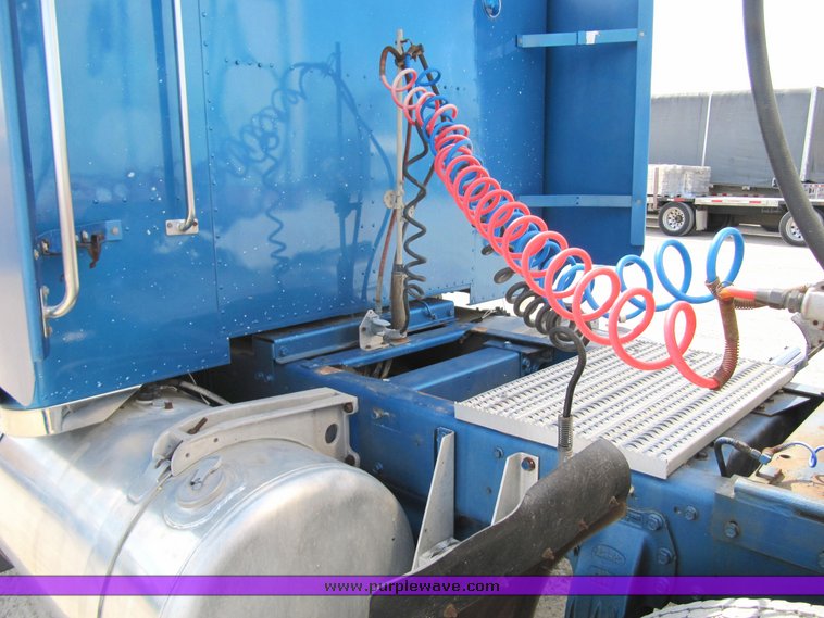 image for item 4008 1985 Peterbilt Conventional 359 semi tractor