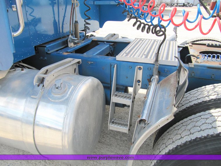 image for item 4008 1985 Peterbilt Conventional 359 semi tractor