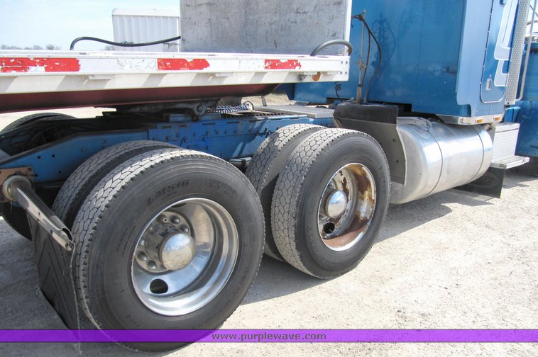 image for item 4008 1985 Peterbilt Conventional 359 semi tractor