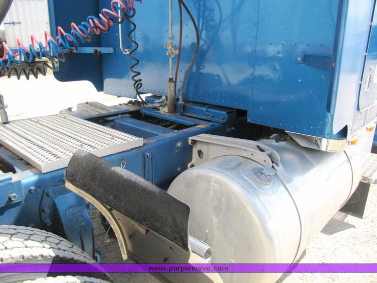 image for item 4008 1985 Peterbilt Conventional 359 semi tractor