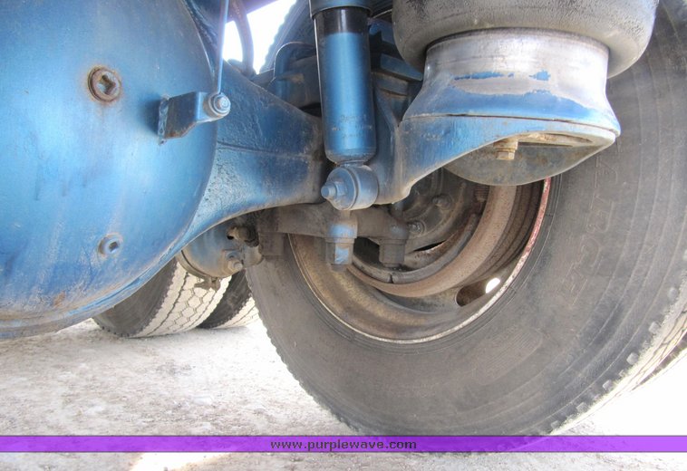 image for item 4008 1985 Peterbilt Conventional 359 semi tractor