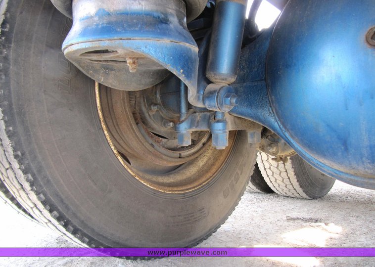 image for item 4008 1985 Peterbilt Conventional 359 semi tractor