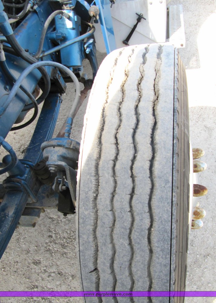 image for item 4008 1985 Peterbilt Conventional 359 semi tractor