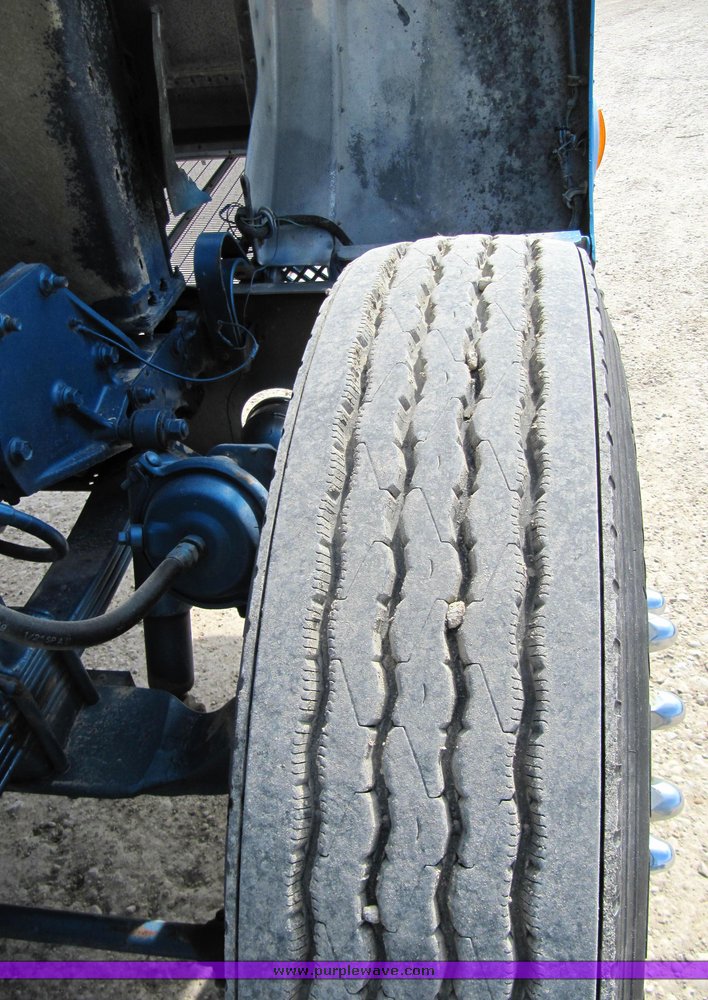 image for item 4008 1985 Peterbilt Conventional 359 semi tractor