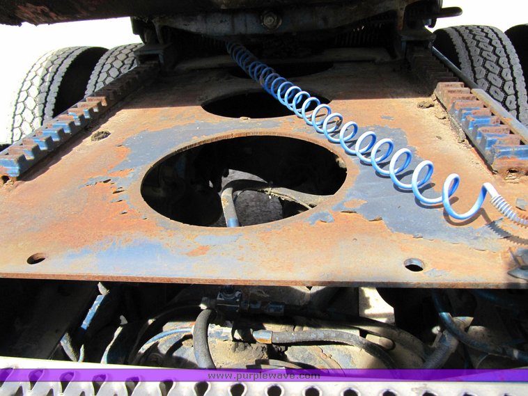 image for item 4008 1985 Peterbilt Conventional 359 semi tractor