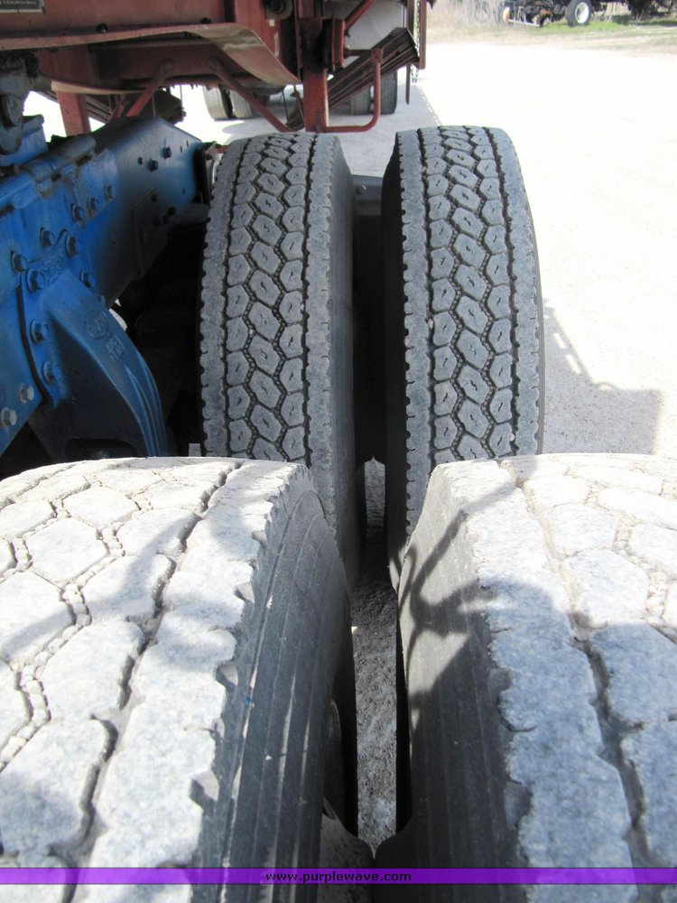 image for item 4008 1985 Peterbilt Conventional 359 semi tractor