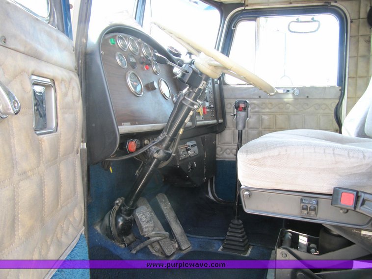 image for item 4008 1985 Peterbilt Conventional 359 semi tractor