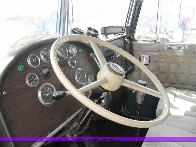 image for item 4008 1985 Peterbilt Conventional 359 semi tractor