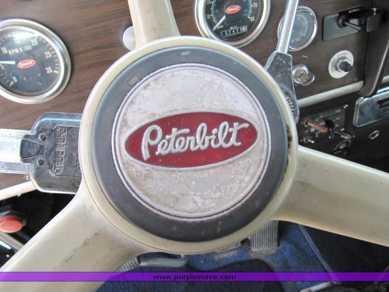 image for item 4008 1985 Peterbilt Conventional 359 semi tractor