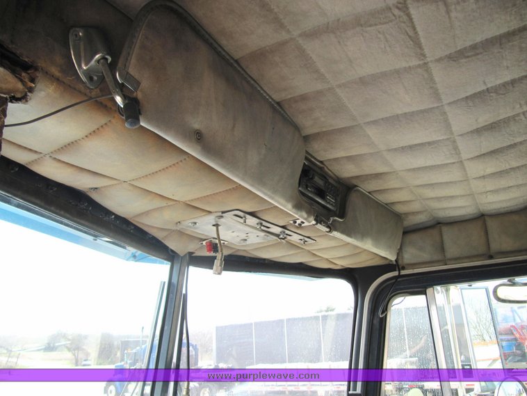 image for item 4008 1985 Peterbilt Conventional 359 semi tractor