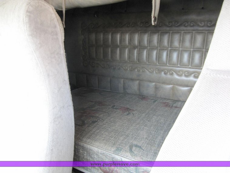 image for item 4008 1985 Peterbilt Conventional 359 semi tractor