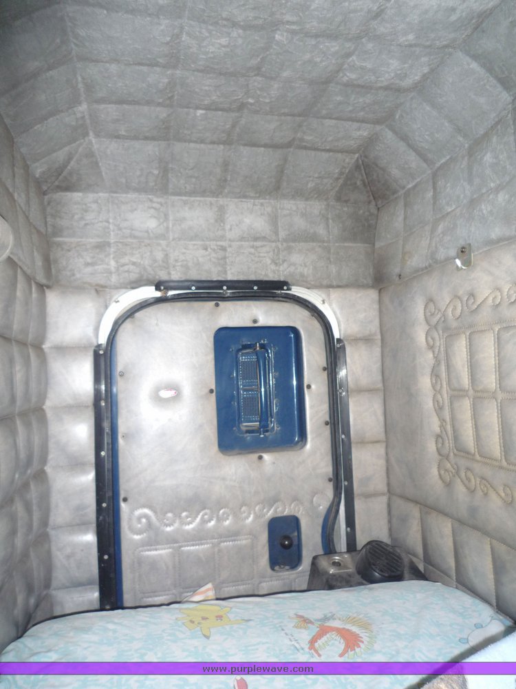 image for item 4008 1985 Peterbilt Conventional 359 semi tractor