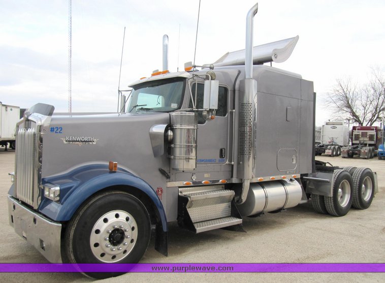 image for item 4010 2005 Kenworth Construct W900B semi tractor