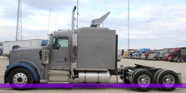 image for item 4010 2005 Kenworth Construct W900B semi tractor