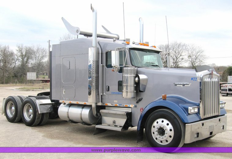 image for item 4010 2005 Kenworth Construct W900B semi tractor