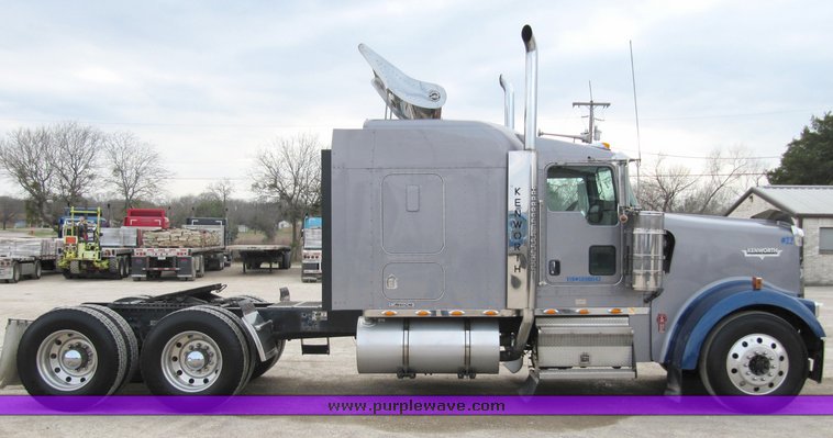 image for item 4010 2005 Kenworth Construct W900B semi tractor