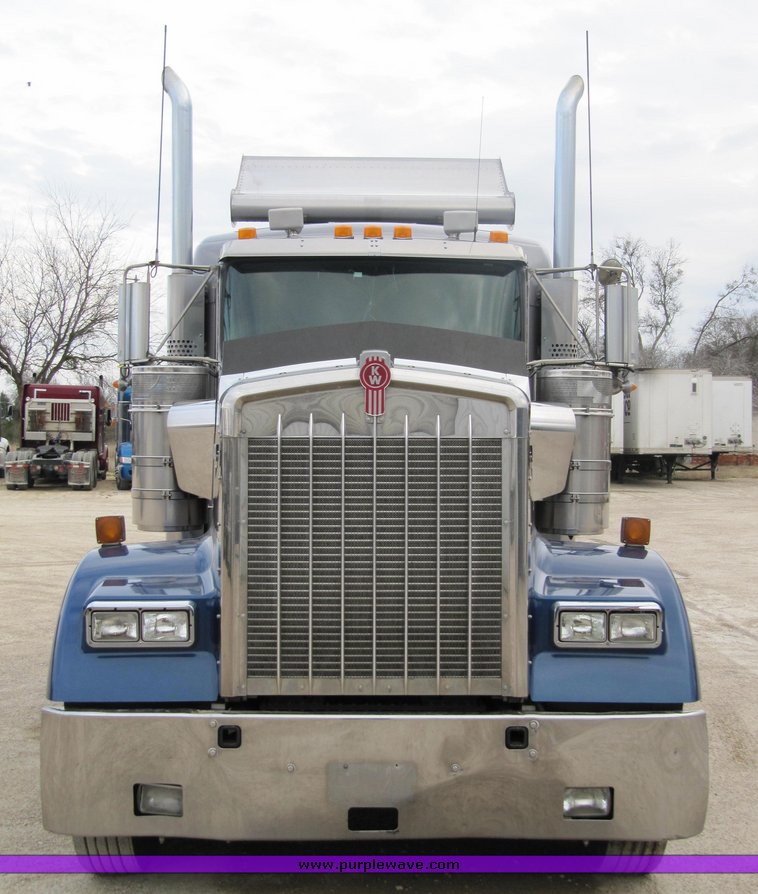 image for item 4010 2005 Kenworth Construct W900B semi tractor