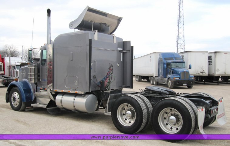 image for item 4010 2005 Kenworth Construct W900B semi tractor