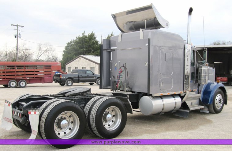 image for item 4010 2005 Kenworth Construct W900B semi tractor