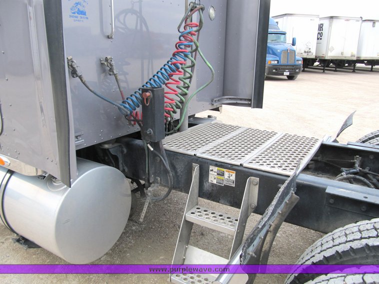 image for item 4010 2005 Kenworth Construct W900B semi tractor