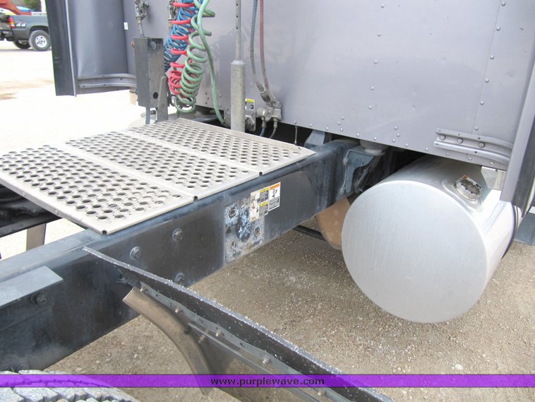 image for item 4010 2005 Kenworth Construct W900B semi tractor