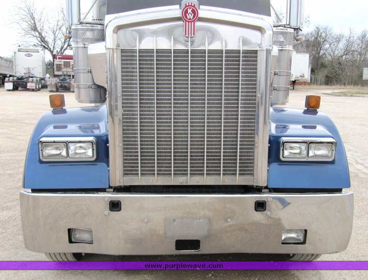image for item 4010 2005 Kenworth Construct W900B semi tractor