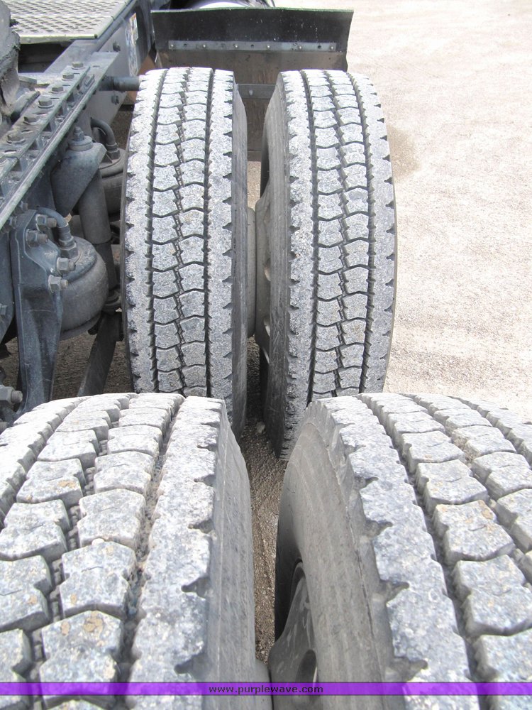 image for item 4010 2005 Kenworth Construct W900B semi tractor