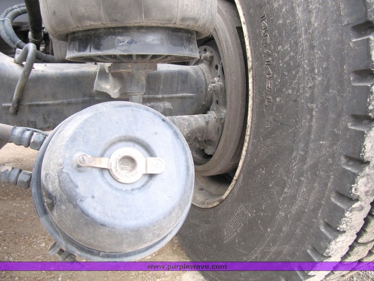 image for item 4010 2005 Kenworth Construct W900B semi tractor