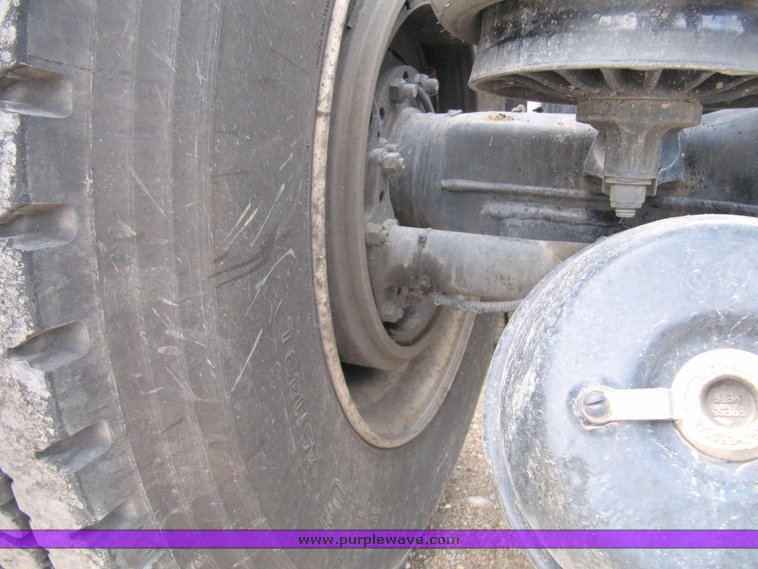 image for item 4010 2005 Kenworth Construct W900B semi tractor