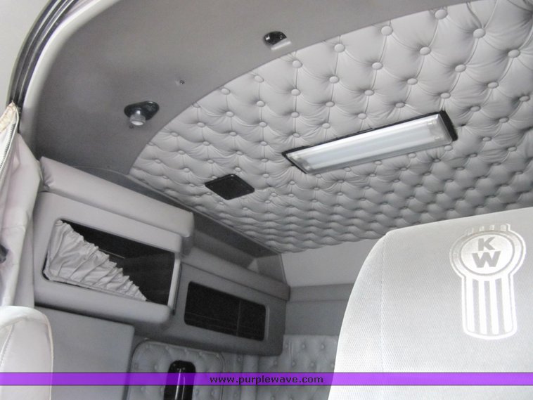 image for item 4010 2005 Kenworth Construct W900B semi tractor