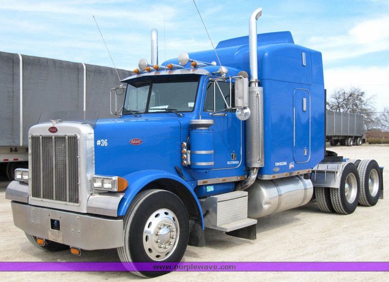image for item 4011 2001 Peterbilt Conventional 379 semi tractor