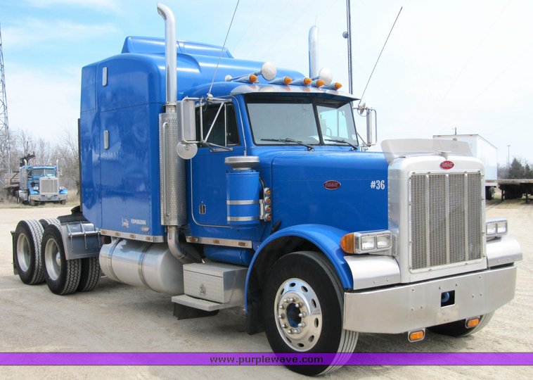 image for item 4011 2001 Peterbilt Conventional 379 semi tractor