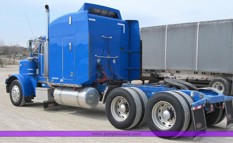 image for item 4011 2001 Peterbilt Conventional 379 semi tractor