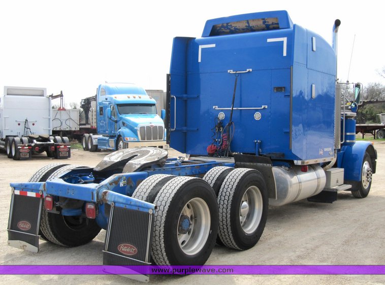 image for item 4011 2001 Peterbilt Conventional 379 semi tractor