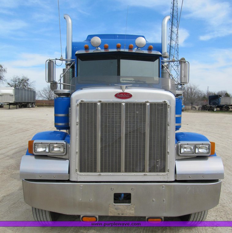 image for item 4011 2001 Peterbilt Conventional 379 semi tractor