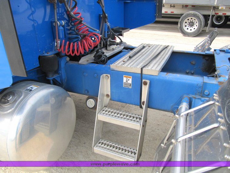 image for item 4011 2001 Peterbilt Conventional 379 semi tractor