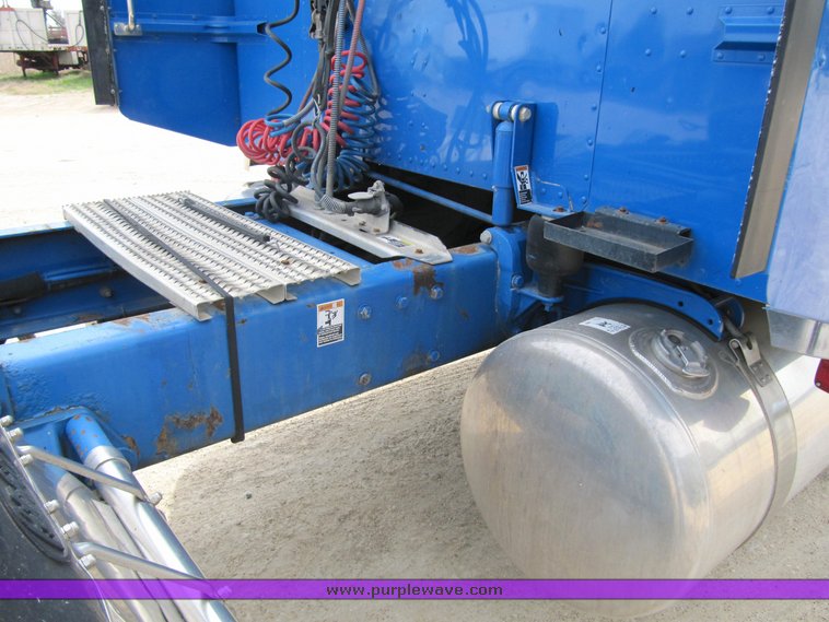 image for item 4011 2001 Peterbilt Conventional 379 semi tractor