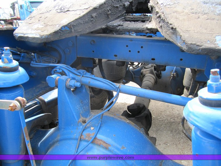 image for item 4011 2001 Peterbilt Conventional 379 semi tractor