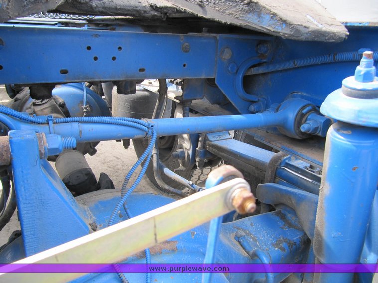 image for item 4011 2001 Peterbilt Conventional 379 semi tractor