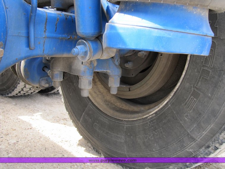 image for item 4011 2001 Peterbilt Conventional 379 semi tractor