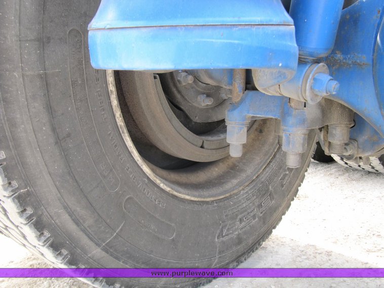 image for item 4011 2001 Peterbilt Conventional 379 semi tractor